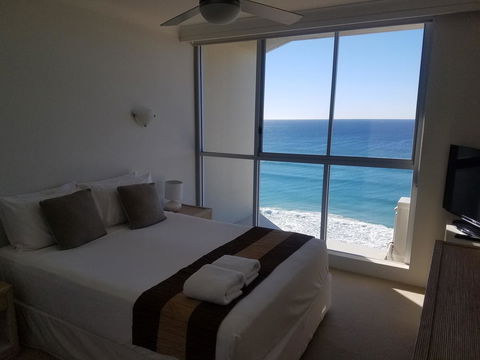 Golden Sands On The Beach - Absolute Beachfront Apartments - Accommodation Burleigh 29