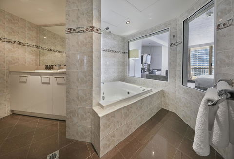 Novotel Surfers Paradise - Accommodation Burleigh 10