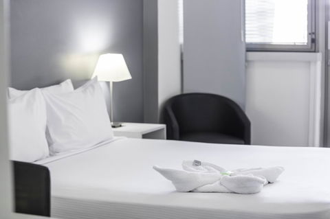 George Williams Hotel - Accommodation Burleigh 13