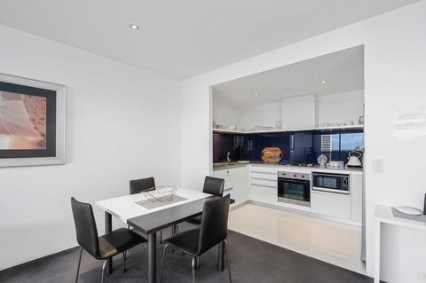 Circle On Cavill, Apartments And Sub Penthouses - We Accommodate - Accommodation Burleigh 5