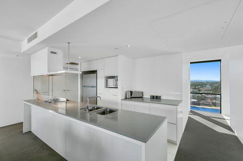 Circle On Cavill, Apartments And Sub Penthouses - We Accommodate - Accommodation Burleigh 32