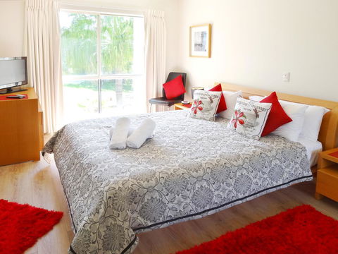 Waterfront Resort Villa With Buggy - Accommodation Burleigh 12