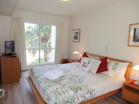 Waterfront Resort Villa With Buggy - Accommodation Burleigh 15