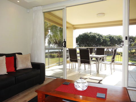 Waterfront Resort Villa With Buggy - Accommodation Burleigh 20