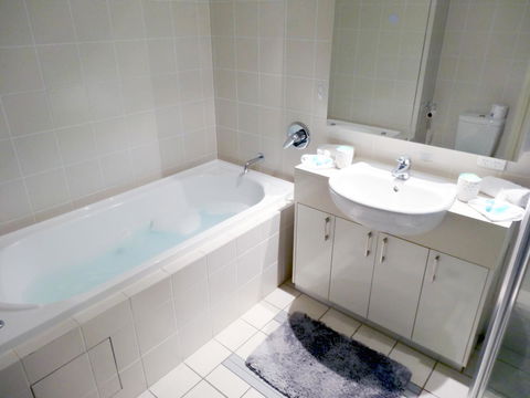 Waterfront Resort Villa With Buggy - Accommodation Burleigh 10