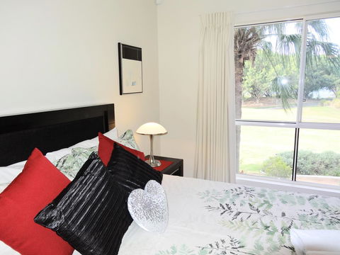 Waterfront Resort Villa With Buggy - Accommodation Burleigh 11