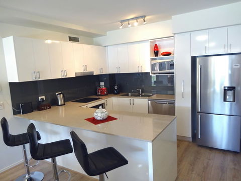 Waterfront Resort Villa With Buggy - Accommodation Burleigh 5