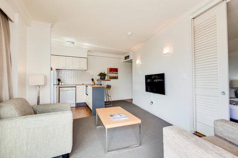 Central Cosmo Apartment Hotel - Accommodation Burleigh 31