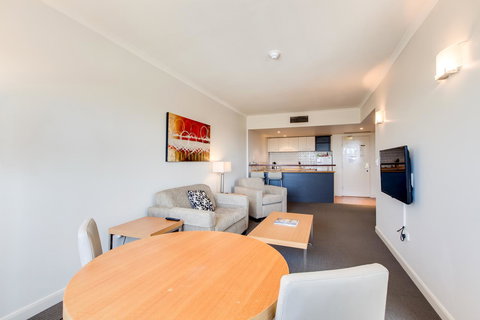 Central Cosmo Apartment Hotel - Accommodation Burleigh 25