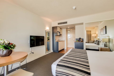 Central Cosmo Apartment Hotel - Accommodation Burleigh 4