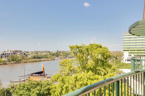 Central Cosmo Apartment Hotel - Accommodation Burleigh 15