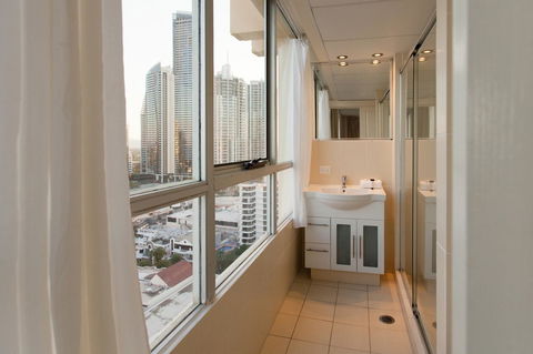 Chateau Beachside Resort - Accommodation Burleigh 28
