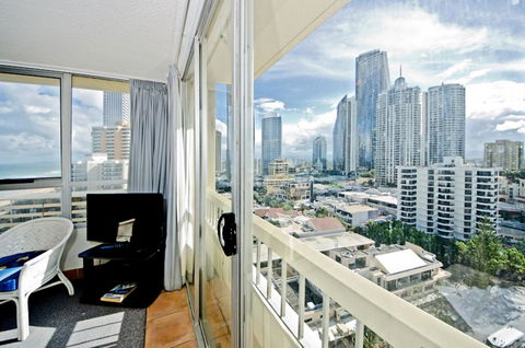 Chateau Beachside Resort - Accommodation Burleigh 5