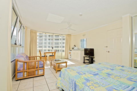 Chateau Beachside Resort - Accommodation Burleigh 6