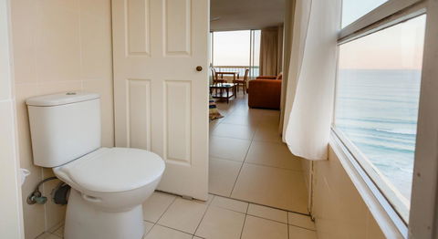 Chateau Beachside Resort - Accommodation Burleigh 22