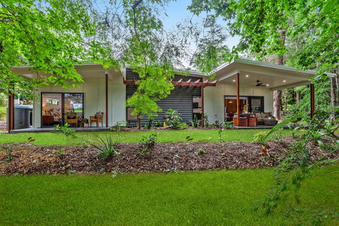 Bower 63 - Accommodation Burleigh 15