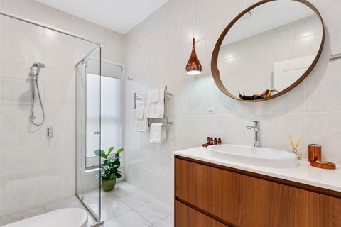 Bower 63 - Accommodation Burleigh 13