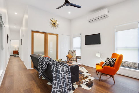 Bower 63 - Accommodation Burleigh 5