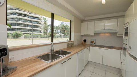 Norfolk Luxury Beachfront Apartments - Accommodation Burleigh 21