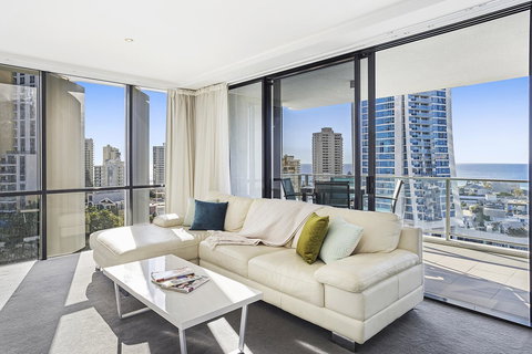 Holiday Holiday Circle On Cavill Apartments - Accommodation Burleigh 42