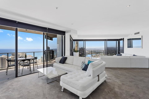 Holiday Holiday Circle On Cavill Apartments - Accommodation Burleigh 10