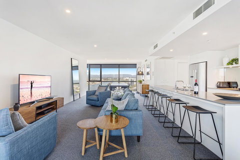 Holiday Holiday Circle On Cavill Apartments - Accommodation Burleigh 2