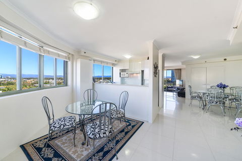 The Meriton Apartments On Main Beach - Accommodation Burleigh 15