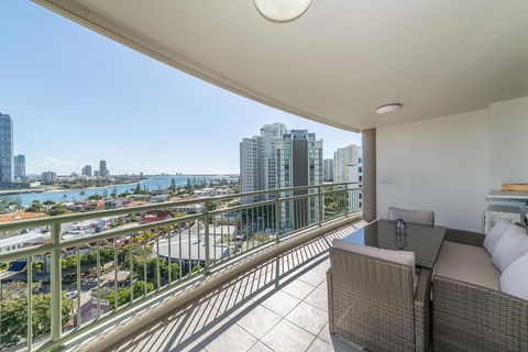 The Meriton Apartments On Main Beach - Accommodation Burleigh 23