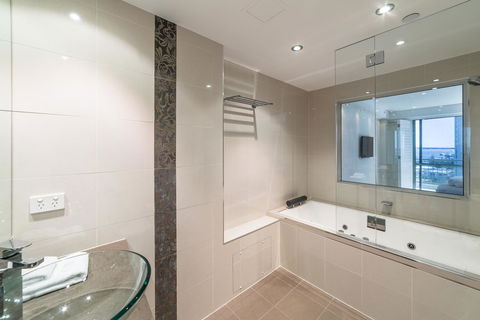 The Meriton Apartments On Main Beach - Accommodation Burleigh 8