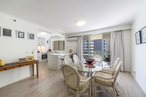 The Meriton Apartments On Main Beach - Accommodation Burleigh 2