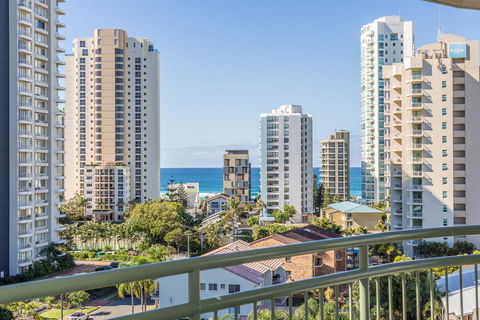 The Meriton Apartments On Main Beach - Accommodation Burleigh 21