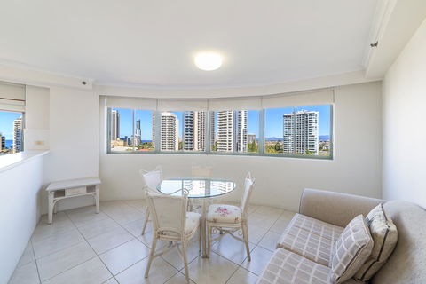 The Meriton Apartments On Main Beach - Accommodation Burleigh 4