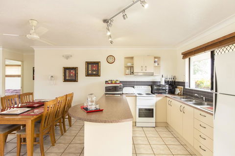Marcol Place Holiday Apartments - Accommodation Burleigh 4