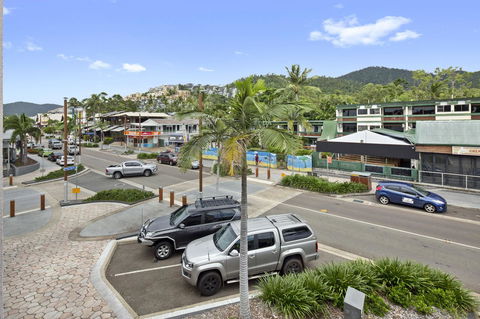 Location! 2BR Town View Unit In Centre Of Airlie. - Accommodation Burleigh 1