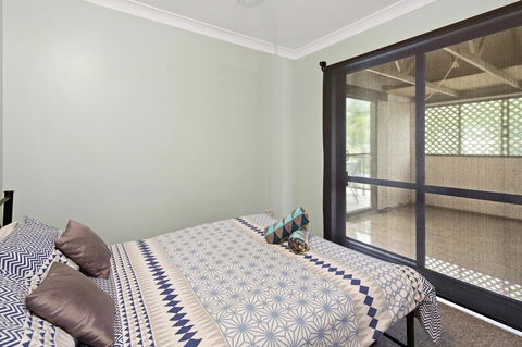 Location! 2BR Town View Unit In Centre Of Airlie. - Accommodation Burleigh 5
