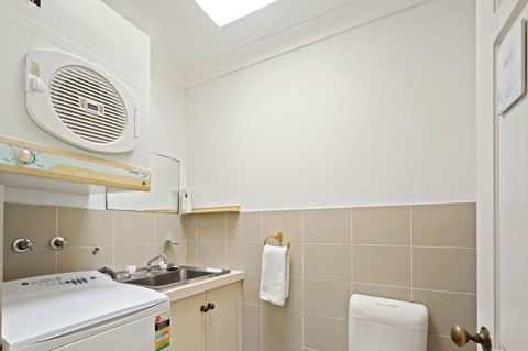 Location! 2BR Town View Unit In Centre Of Airlie. - Accommodation Burleigh 18