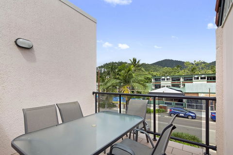 Location! 2BR Town View Unit In Centre Of Airlie. - Accommodation Burleigh 2