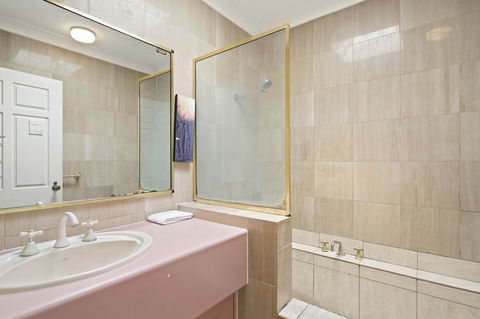 Location! 2BR Town View Unit In Centre Of Airlie. - Accommodation Burleigh 3