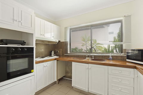 Location! 2BR Town View Unit In Centre Of Airlie. - Accommodation Burleigh 11