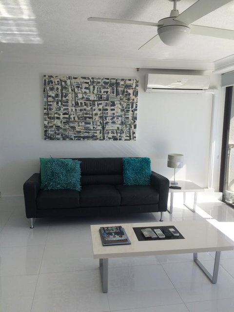 Surfers Century Oceanside Apartments - Accommodation Burleigh 27
