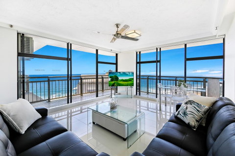 Beachcomber Holiday Apartment - Accommodation Burleigh 0