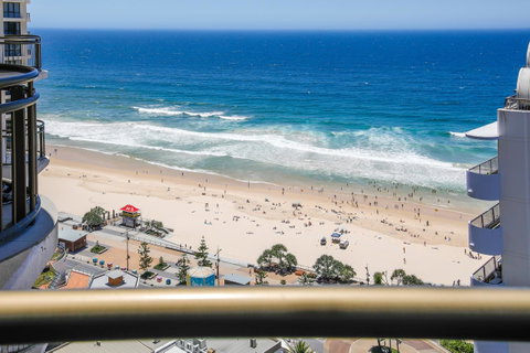 Beachcomber Holiday Apartment - Accommodation Burleigh 2
