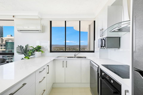 Beachcomber Holiday Apartment - Accommodation Burleigh 8