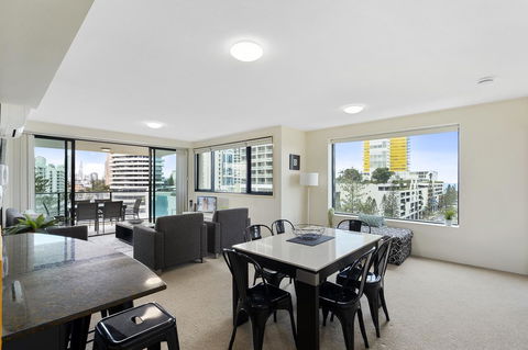 Broadbeach On The Park, 3 Bed Ocean - We Accommodate - Accommodation Burleigh 2