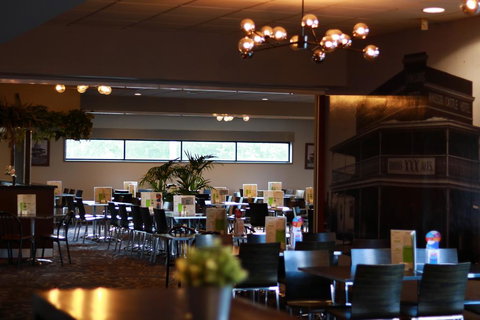 Windsor Castle Hotel - Accommodation Burleigh 2