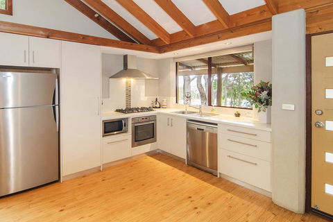 Woodstone Grass Tree Cottage - Accommodation Burleigh 1