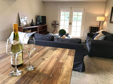 YSG The Edward Townhouse 151 - Walk To Town - Accommodation Burleigh 2