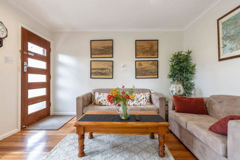 Spacious Bungalow5min Walk To Station5min To Box HillWiFiParking - Accommodation Burleigh 0