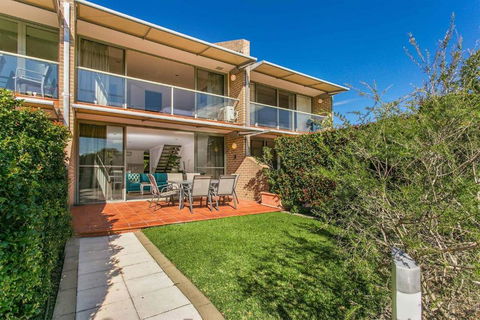 A Perfect Stay - 2 James Cook Apartments - Accommodation Burleigh 2