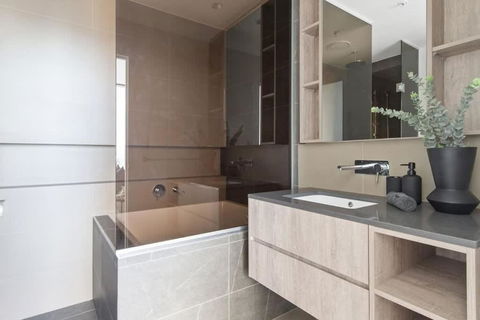A 2BR Apt With Amazing City Views, FREE Parking - Accommodation Burleigh 2